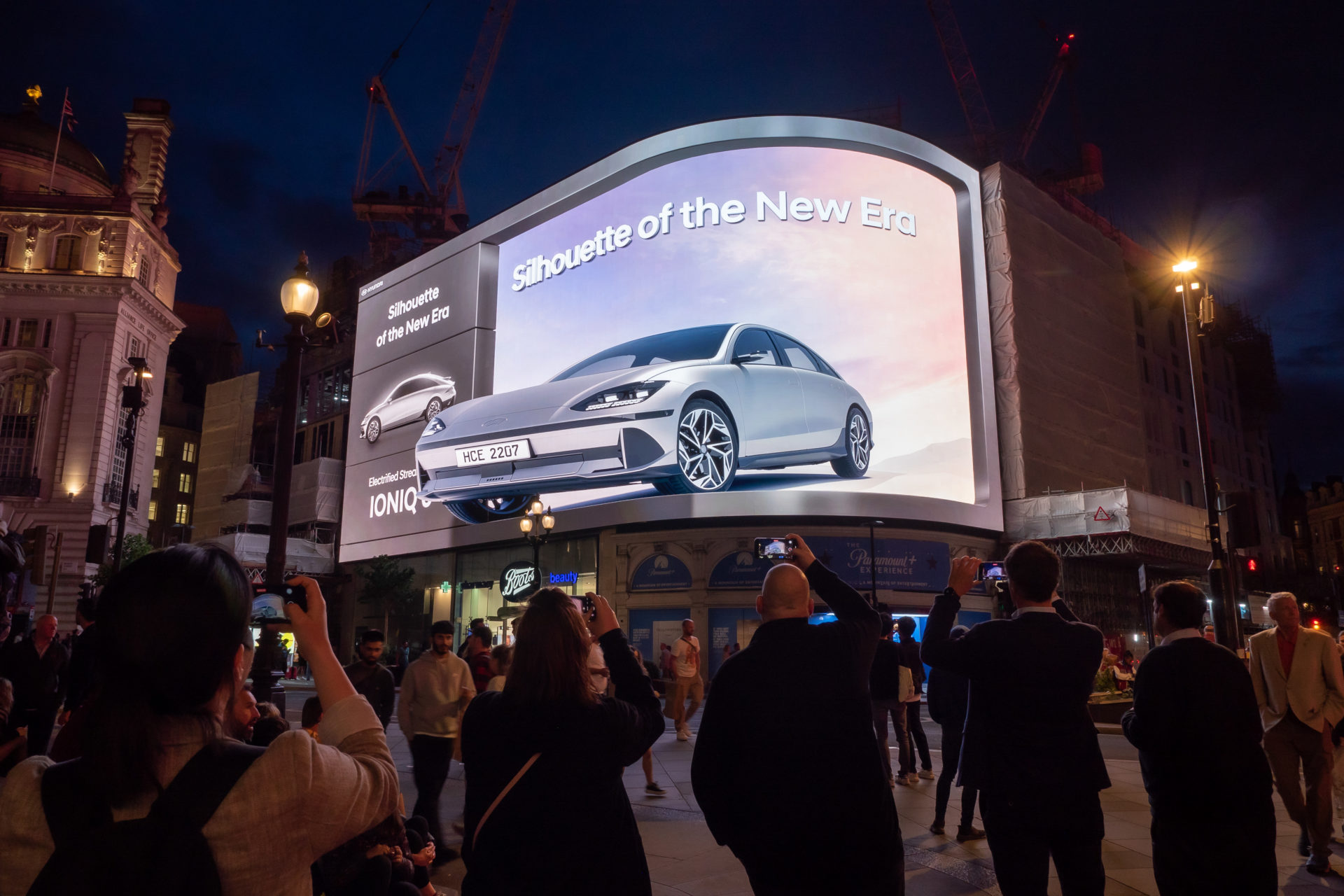 Piccadilly Lights: History, Case Studies & Costs